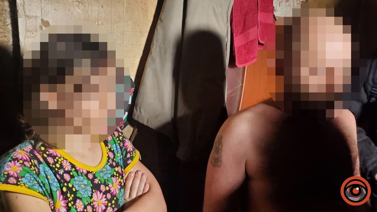 У Києві мати та її співмешканець примушували 12-річну дівчинку та 13-річного хлопчика зніматись в порно: рішення суду