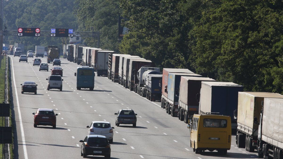 У Києві заборонили рух вантажівок