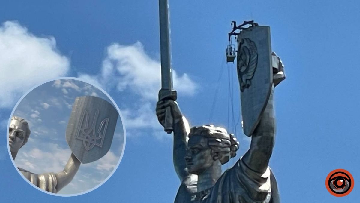 У Києві почали демонтаж радянського герба зі щита Батьківщини-Матері