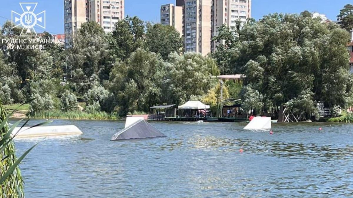 У Києві з озера в парку дістали тіло чоловіка