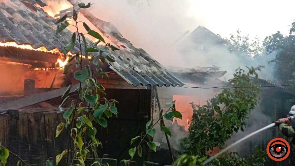 На Київщині через удари блискавок загорілись будинки