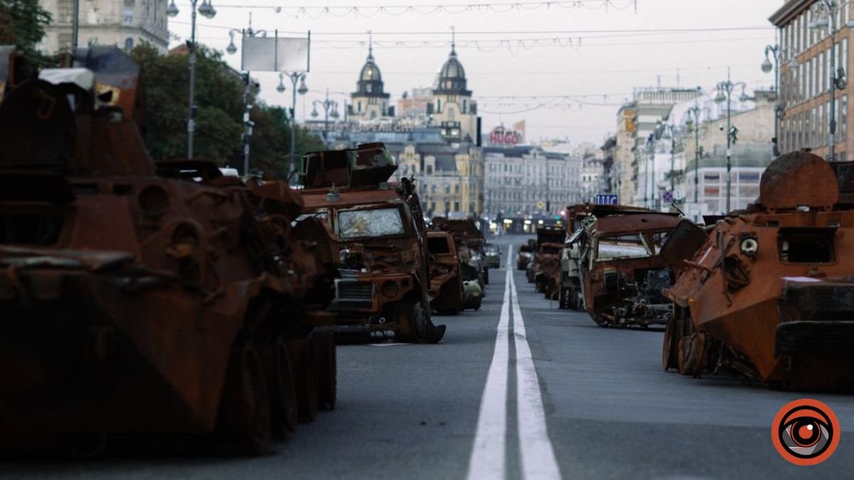 Розбиті танки та гармати: як на світанку виглядає виставка ворожої техніки на безлюдному Хрещатику