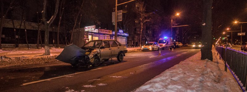 В Киеве ВАЗ занесло на скользкой дороге: пострадали двое мужчин