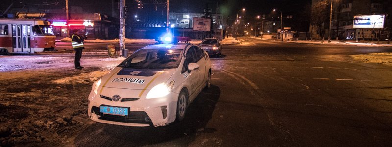 В Киеве такси Daewoo Lanos столкнулся с Volkswagen Touareg: пострадали мужчина и женщина