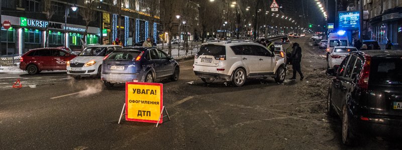На Леси Украинки девушка на Mitsubishi ударила такси Uber и остановила движение троллейбусов