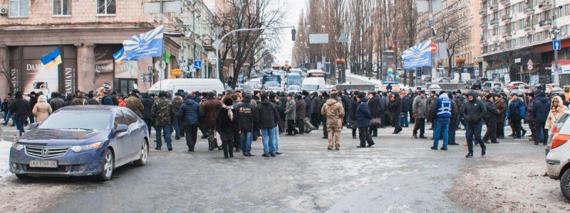 В центре Киева военные пенсионеры остановили движение троллейбусов