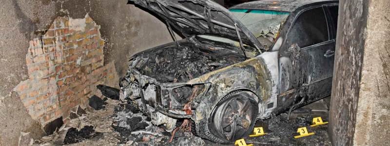 В Киеве сожгли Lexus известного адвоката: появилось видео момента поджога