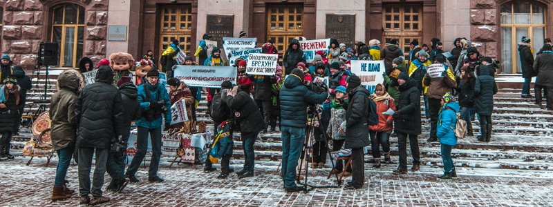 На Крещатике люди в народных костюмах боролись против уничтожения киевского Вернисажа