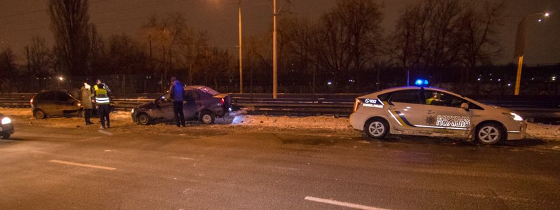 На Борщаговской Lada врезалась в Dacia: водитель винит яму посреди дороги