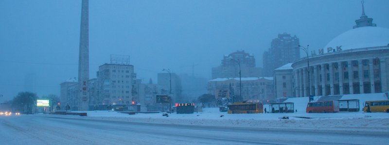 Киев завалило снегом: город парализован