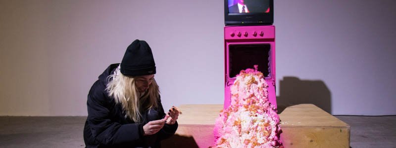 В Мистецькому Арсеналі открыли выставку с мигающими экранами 90-х и розовой волной из кукол Барби