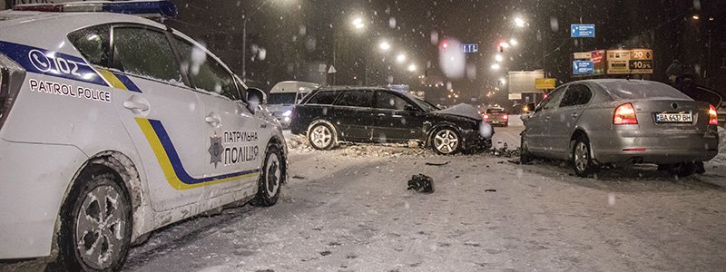 На Телиги Audi вылетела на встречку и врезалась в Skoda: пострадали водители и пассажирка