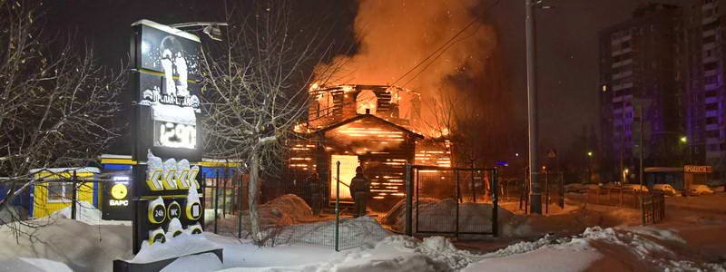В Киеве напротив газовой заправки сгорела деревянная церковь