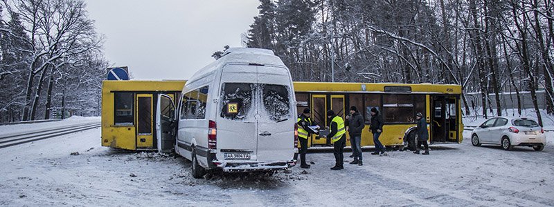 На Житомирской трассе маршрутка влетела в пассажирский автобус