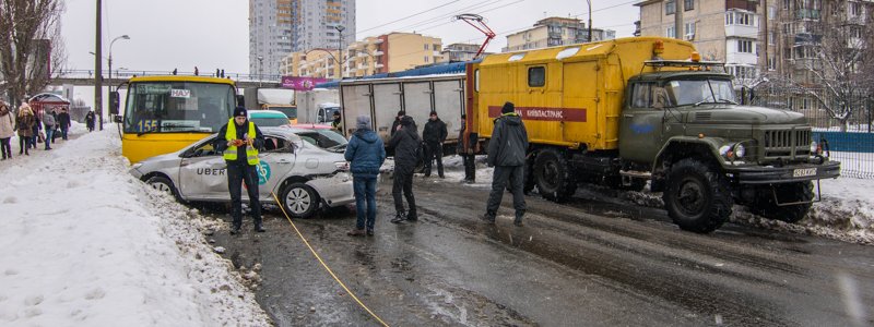 В Киеве возле НАУ дорогу не поделили маршрутка, такси Uber и "Газель"