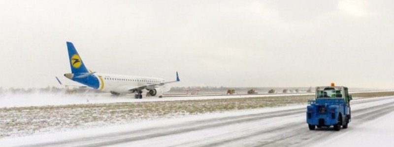 Из-за непогоды в аэропорту "Борисполь" задерживают и отменяют рейсы