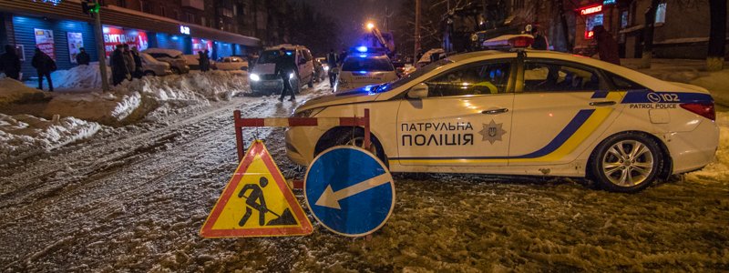 В Киеве из-за прорыва трубы Daewoo Lanos провалился под асфальт