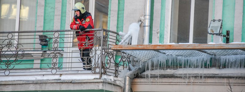 В Киеве спасатели КГГА разрушают городской лед