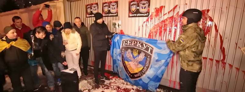 В Киеве автомайдановцы забросали яйцами ворота базы полиции спецназначения