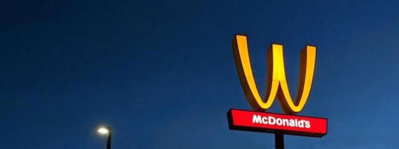 Новый логотип McDonald's, смерть режиссера и "8 Марта" от Галыгина и "Ленинграда": ТОП новостей дня