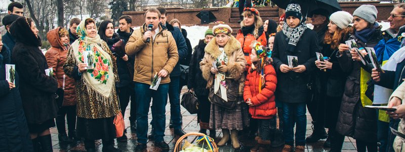 В Киеве под дождем провели фотосушку и прочитали стихи Шевченко