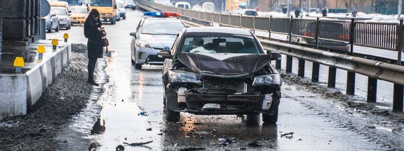 В Киеве на "Берестейской" водитель на Toyota спровоцировал аварию, извинился и уехал