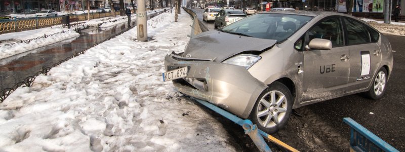 На Леси Украинки пьяный водитель отправил такси Uber в забор