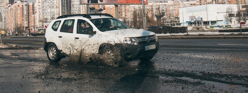 В Киеве из-за огромных ям водители пробивают колеса