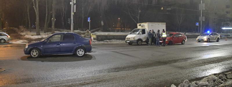 В Киеве Chevrolet протаранил два автомобиля из-за говорливой пассажирки