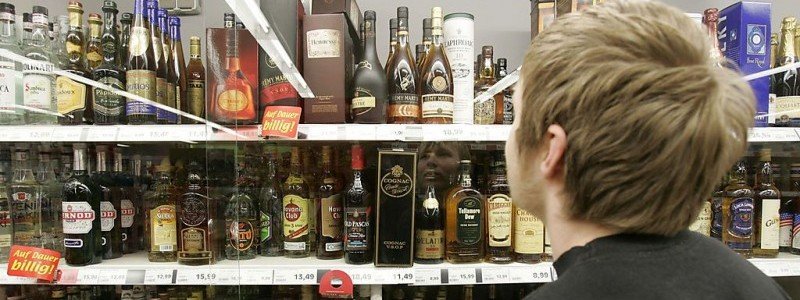 В Киеве подросток пронес мимо кассы четыре бутылки виски