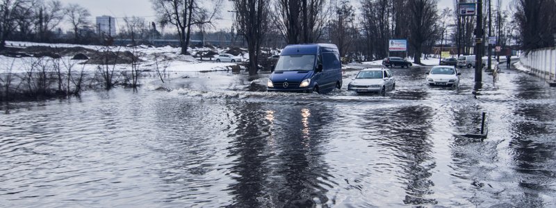 В Дарницком районе целая улица превратилась в глубокое озеро