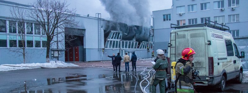 Клубы дыма и взрывы: в Киеве на Туполева горят склады