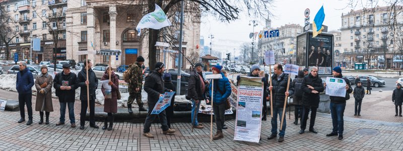 В Киеве протестовали против строительства дамб и изображали Министров