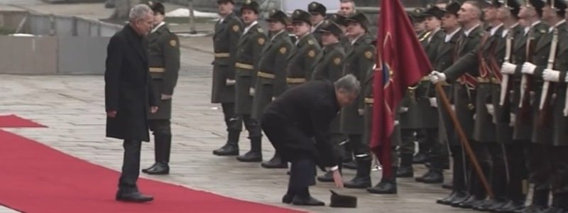 Видео, как Порошенко надевал шапку солдату