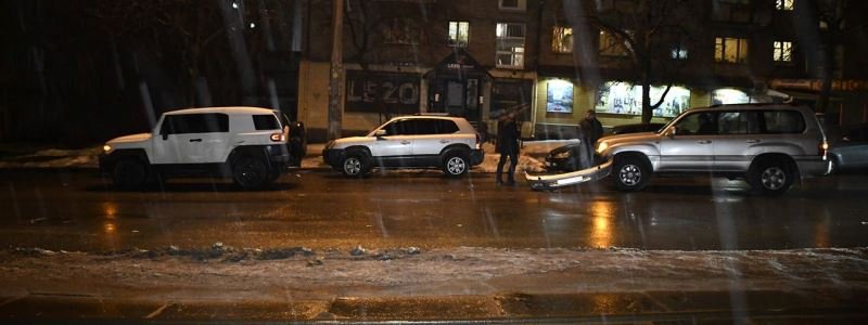 В Киеве из-за дождя столкнулись два внедорожника