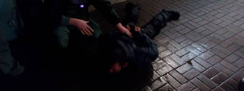 В Киеве возле станции НАУ мужчина напал с ножом на девушку с ребенком