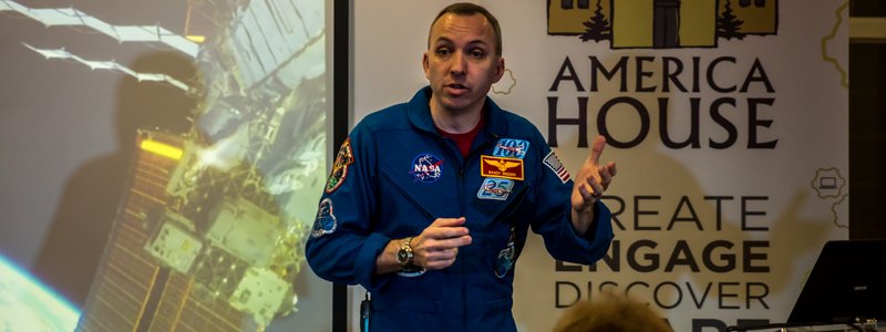 В Киеве астронавт NASA пообещал зачитать стих на украинском в космосе