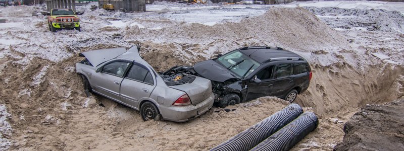 Машина всмятку: еще одно авто залетело в котлован на Богатырской