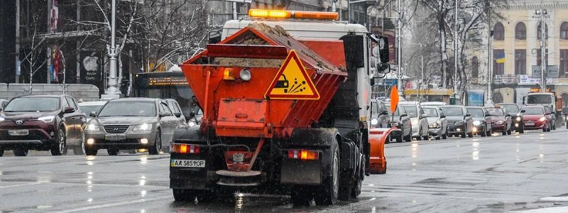 В Киеве из-за плохой погоды водителей просят пересесть на общественный транспорт