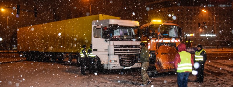 В Киеве грузовик въехал в снегоуборочную машину