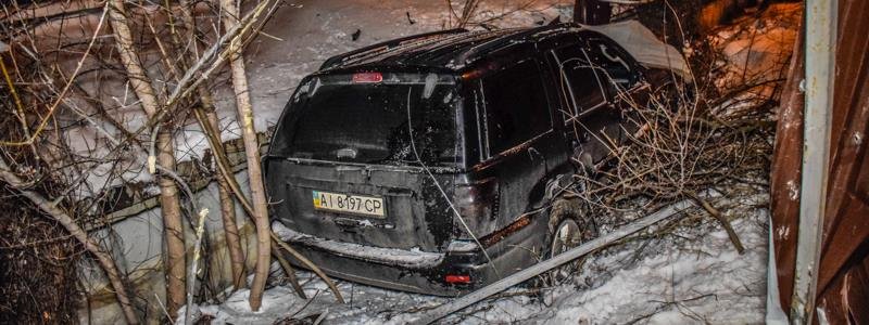 На Голосеево пьяный водитель вылетел с дороги и снес забор