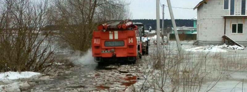 Под Киевом машины и целый дом вмерзли в лед: людей пришлось эвакуировать