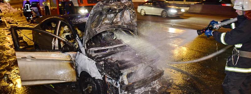 В Киеве возле ТРЦ "Блокбастер" сгорел Hyundai