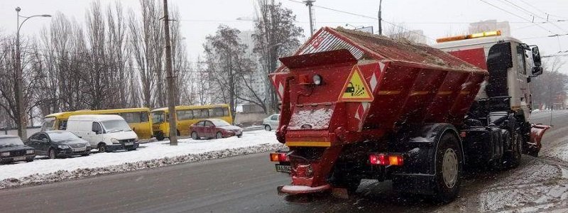 Киев засыпает снегом: коммунальщики вывели на улицы спецтехнику