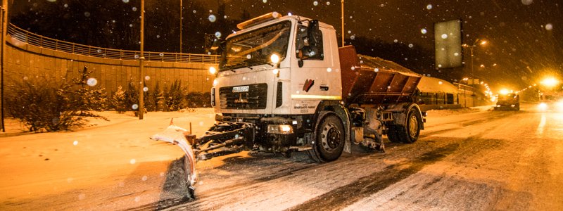 Киев засыпает снегом: как коммунальщики чистят улицы