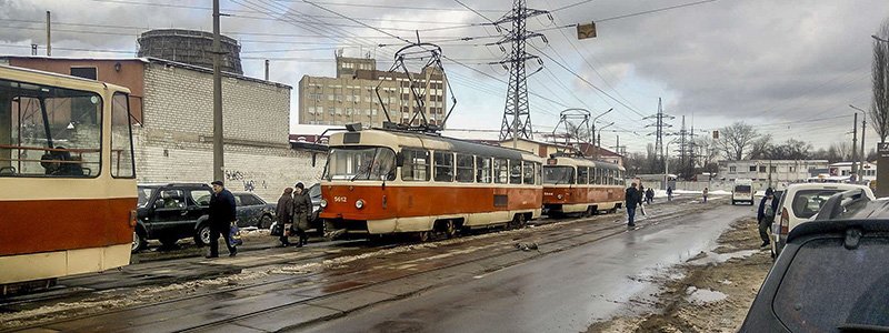 В Киеве влетевшая в Daewoo Lanos фура остановила движение трамваев