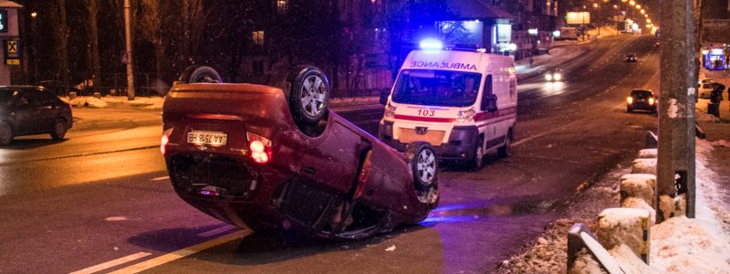 В Киеве Chevrolet снес бетонное ограждение и перевернулся: пострадал пешеход
