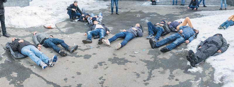 Похоронные венки и разбросанные шприцы: в Киеве прошел митинг против легализации наркотиков