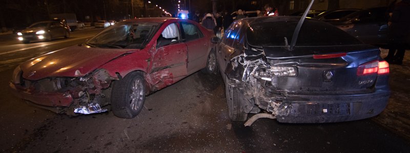 В Киеве на остановке столкнулись два Renault: "скорая" понадобилась пожилой женщине