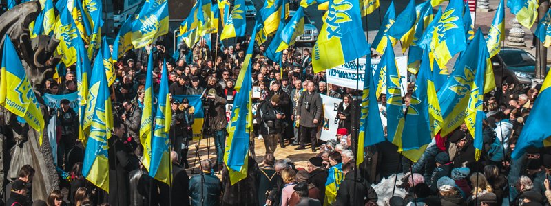 В Киеве цветами и душевными речами почтили память Вячеслава Черновола